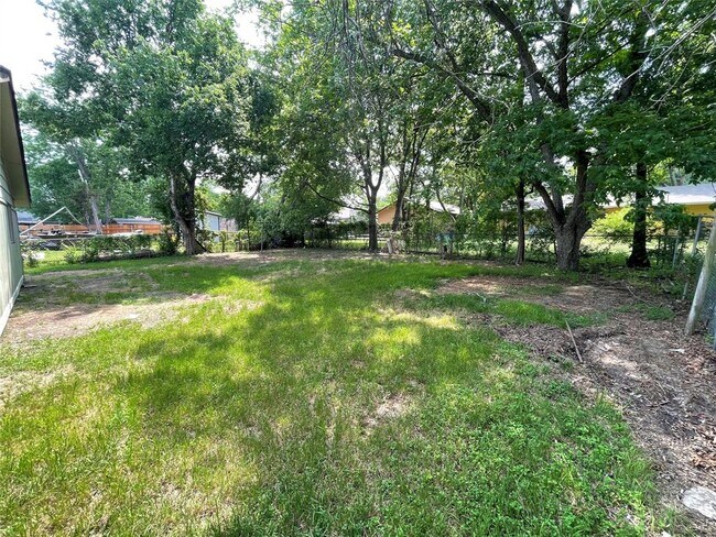 Building Photo - 5900 Glen Meadow Dr