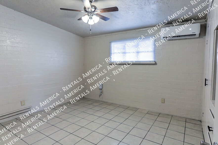 Building Photo - 3040 N Sparkman Blvd