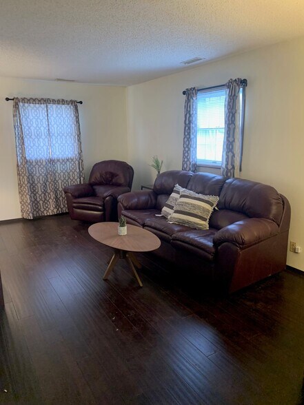 Building Photo - 617 4th St