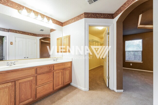 Building Photo - Spacious 4 Bedroom Home in Desirable Neighborhood