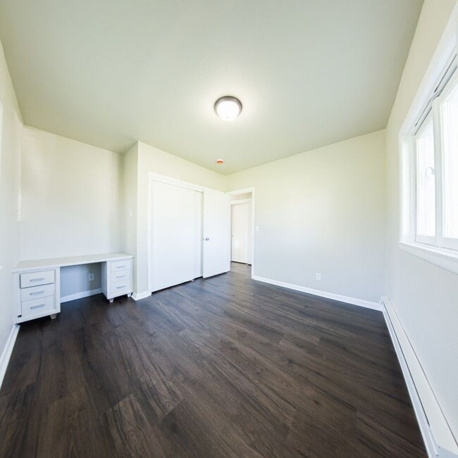 Building Photo - 3 Bedroom One Bathroom updated home