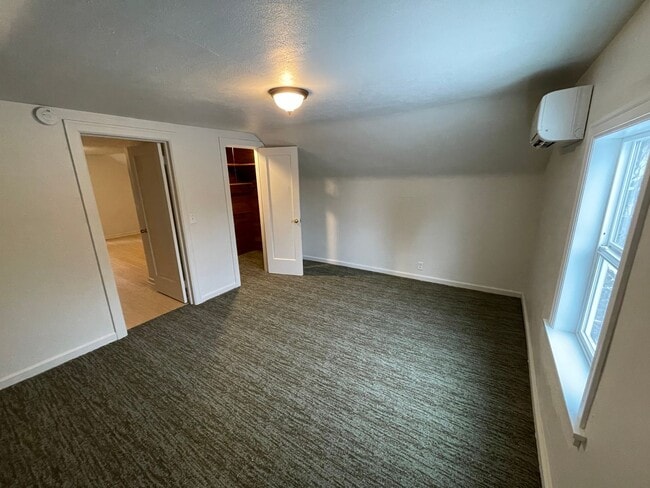 Building Photo - 3 Bedroom - 1 Bath Single Family  Home- AV...