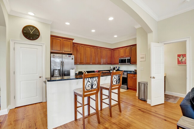 Building Photo - 407 E Hull St