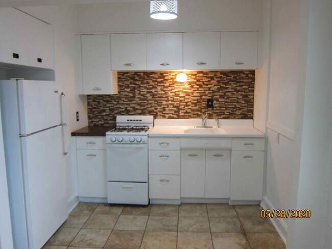 Building Photo - Available October 2025- Gorgeous, Sunny 1 ...