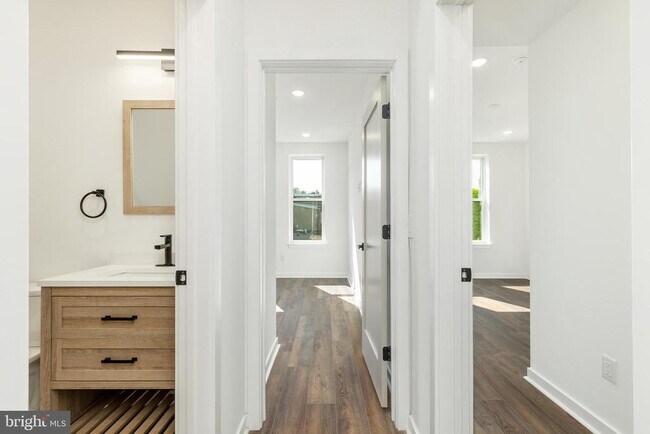 Building Photo - 608 S American St