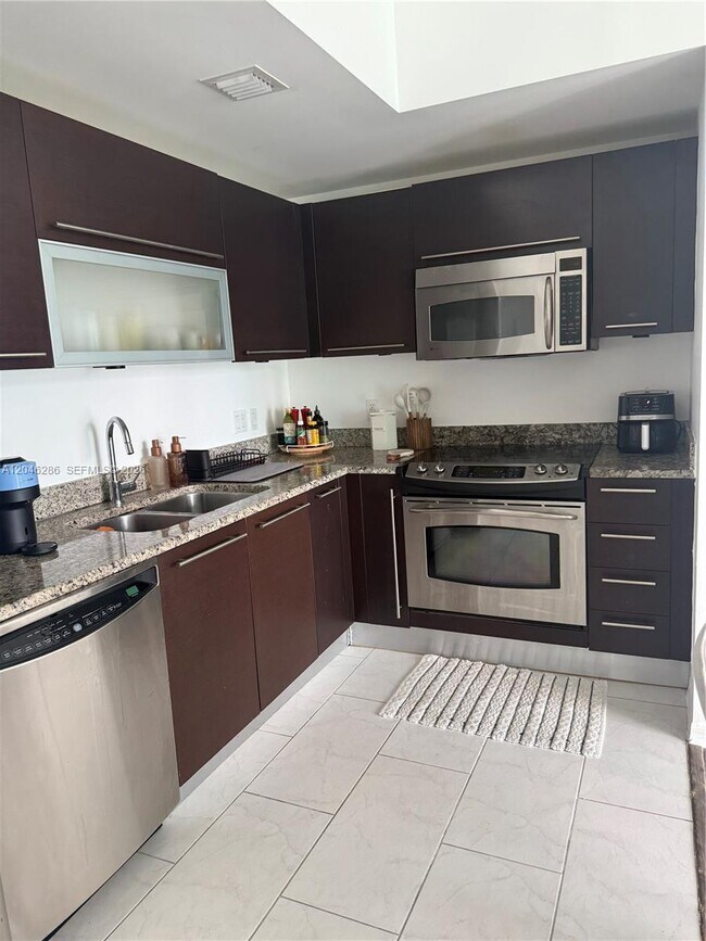 Building Photo - 950 Brickell Bay Dr