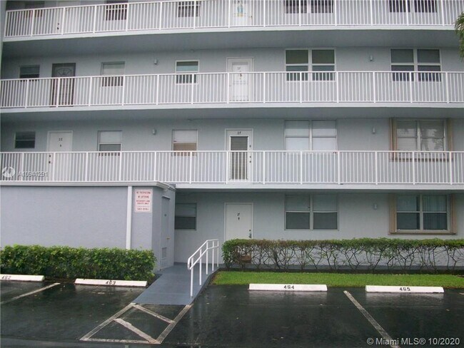 Building Photo - 115 Royal Park Dr