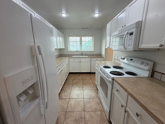 Building Photo - Now renting 2 bedroom 2 bathroom Condo