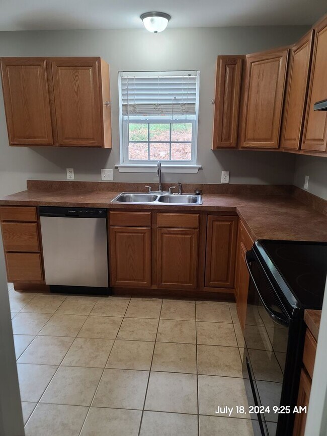Building Photo - 3 Bedroom Townhouse for Rent in Waynesboro!