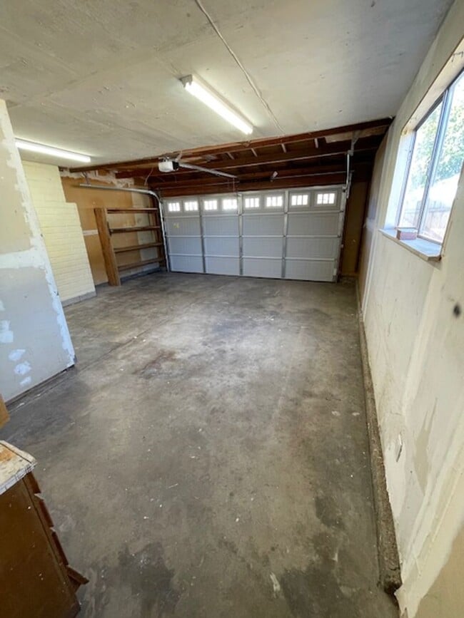 Building Photo - Modern Comfort Meets Stylish Living in This Updated Sparks Home!