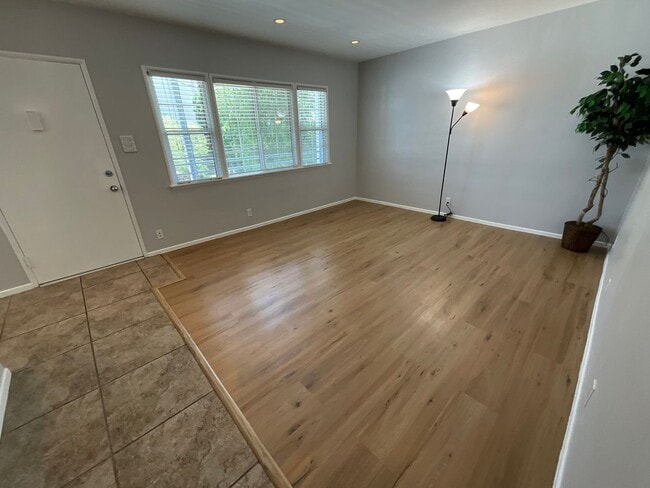 Building Photo - Remodeled one bedroom/1 bath upper unit - ...