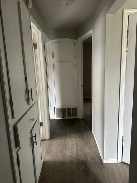 Hallway that leads to bedrooms and bathroom - 4008 SE 46th St