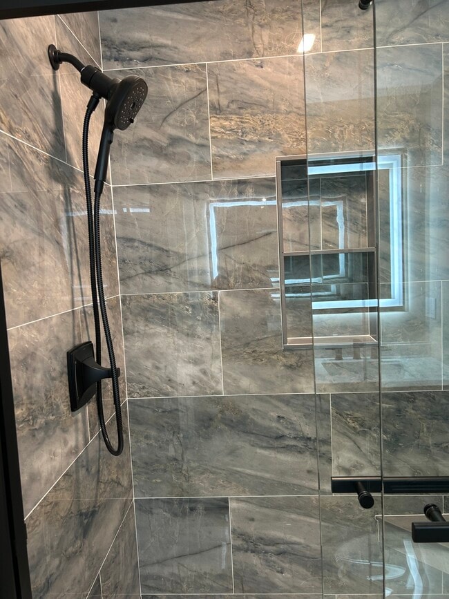 gorgeous tiled shower - 5 Woodgate Rd