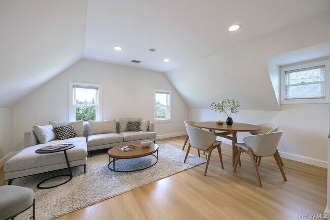 Building Photo - 584 E Main St