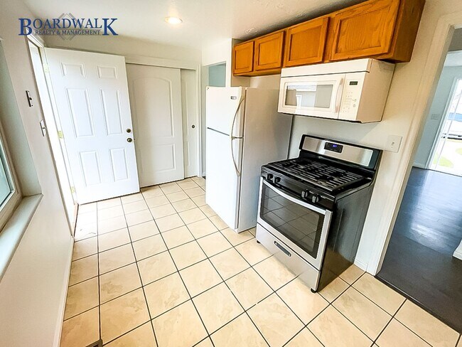 Building Photo - Charming Brick Rambler