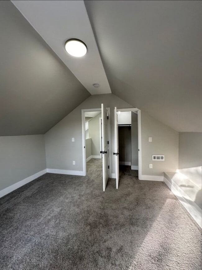 Building Photo - 2110 Mckinley Ave