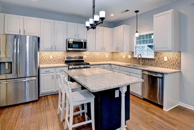 Building Photo - Spacious Home on Wooded Lot!