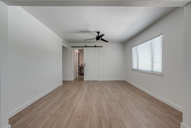 Building Photo - 568 W Quill Dr