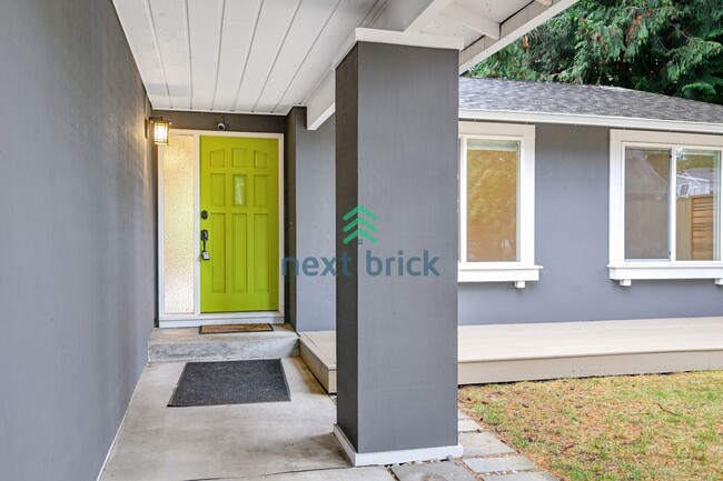 Building Photo - 3 BED & 2 BATH SINGLE FAMILY HOUSE WITH A ...