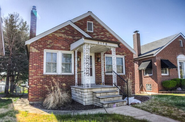 Building Photo - Adorable brick bungalow in the heart of So...