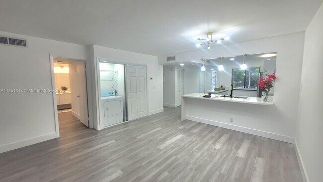 Building Photo - 428 Lakeview Dr