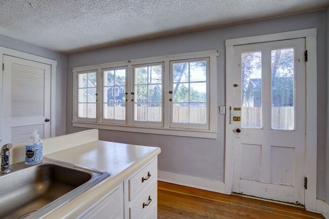 Building Photo - Turn of the Century Bungalow 1 bed, Downto...