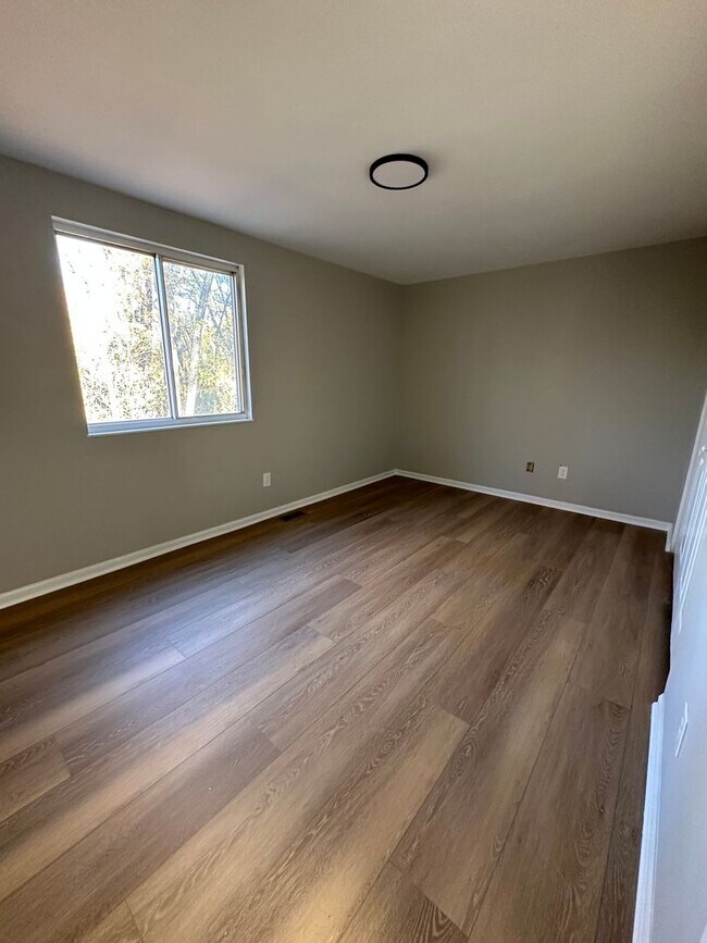 Building Photo - 4 bedroom 2.5 bath single family in Burlin...