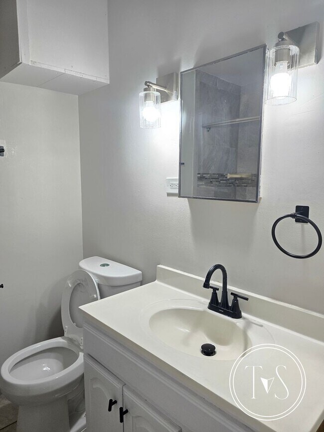 Building Photo - WINTER MOVE-IN SPECIAL: 50% OFF 1st FULL MONTH OF RENT** (**see description for details)