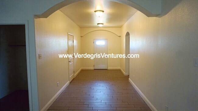 Building Photo - 9520 Prairieview Dr