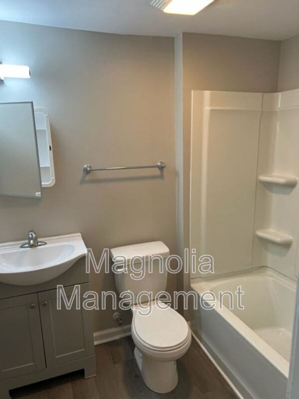 Building Photo - 214 Walnut St