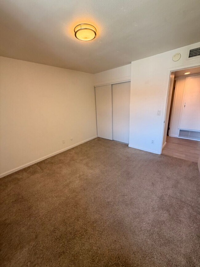 Building Photo - Updated 2 Bed, 2 Bathroom Condo For Rent w/ Parking! - South Coast Metro