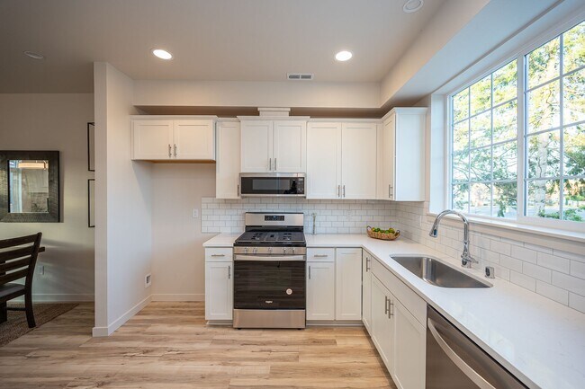 Building Photo - Move in Special! Carefree living in vibrant downtown Puyallup!