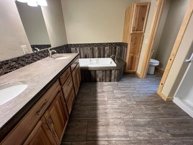 Building Photo - Beautiful Single Level home in Sisters!
