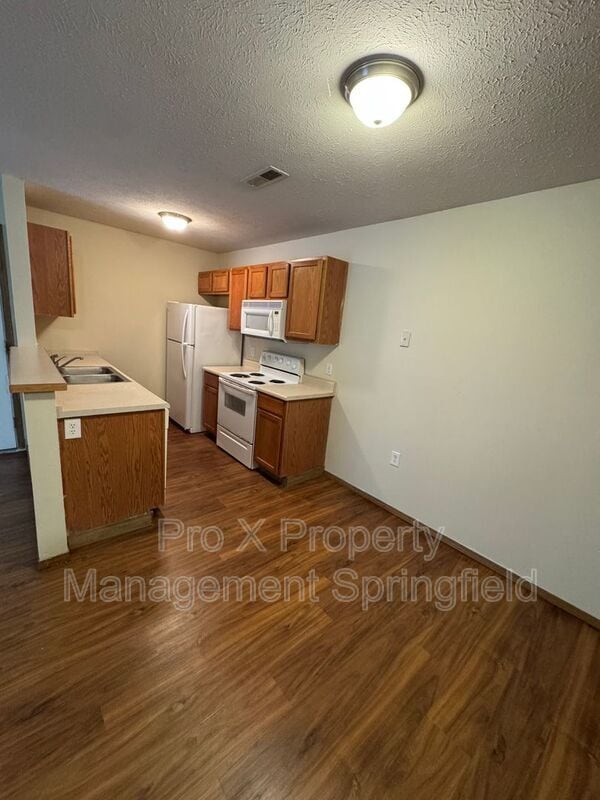Building Photo - 2119 Southfork Dr