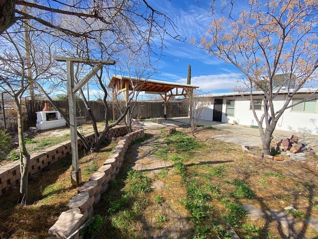 Building Photo - West El Paso 4 bed refrig A/C Home
