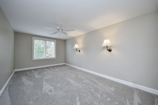 Building Photo - 325 Delnor Glen Dr