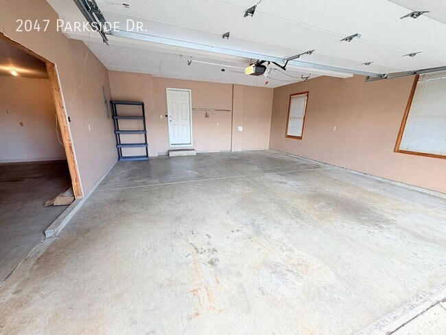 Building Photo - 2047 Parkside Dr