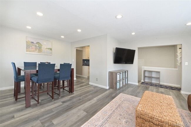 Building Photo - 3485 Riverside Dr