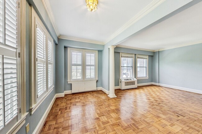 Building Photo - Elegant 2 Bedroom/ 2 Bath Unit in Westchester Cooperative!