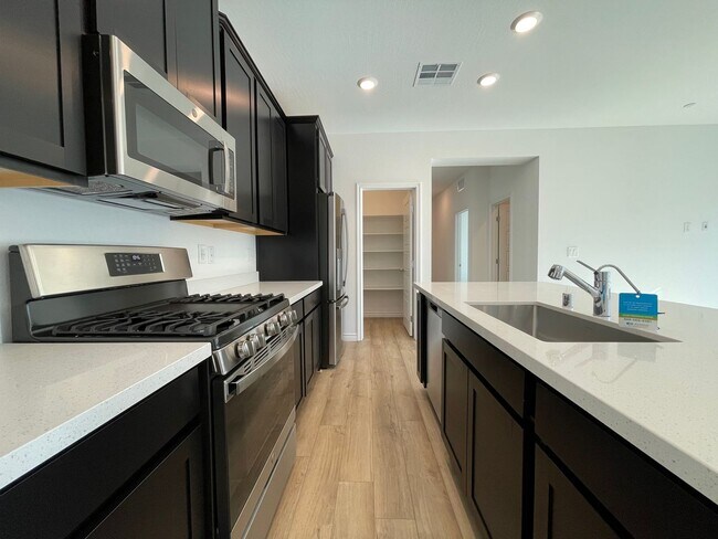 Building Photo - GATED 2 BED 2.5 BATH 2 CAR GARAGE 2 FLOOR TOWNHOUSE IN HENDERSON