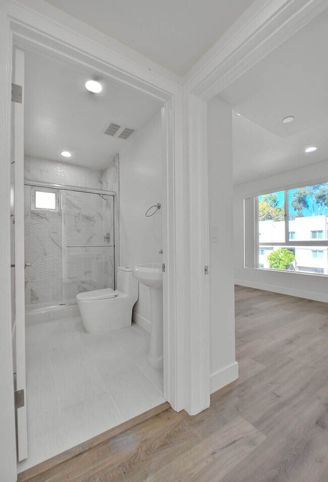 Building Photo - Luxury 2 & 4 Bed Townhomes in NoHo!