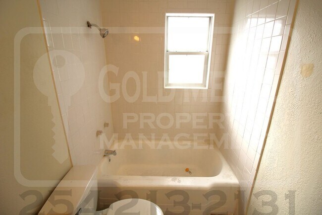 Building Photo - 905-907 Estelle Ave