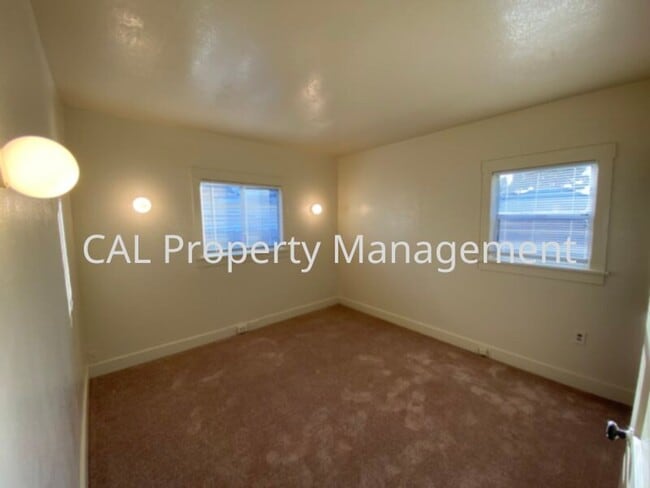 Building Photo - Single Family 2 bedroom and 1 bathroom!
