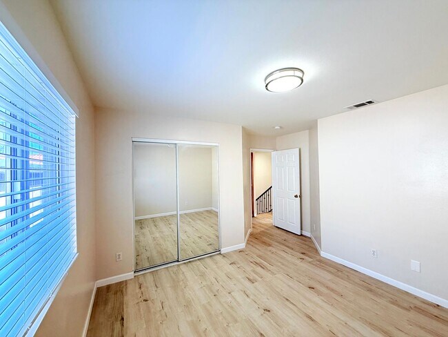 Building Photo - 762 W 21st St