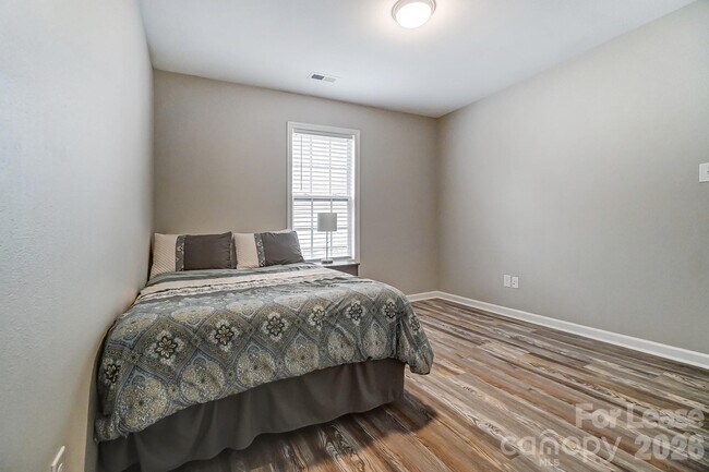 Building Photo - 5519 Waverly Lynn Ln