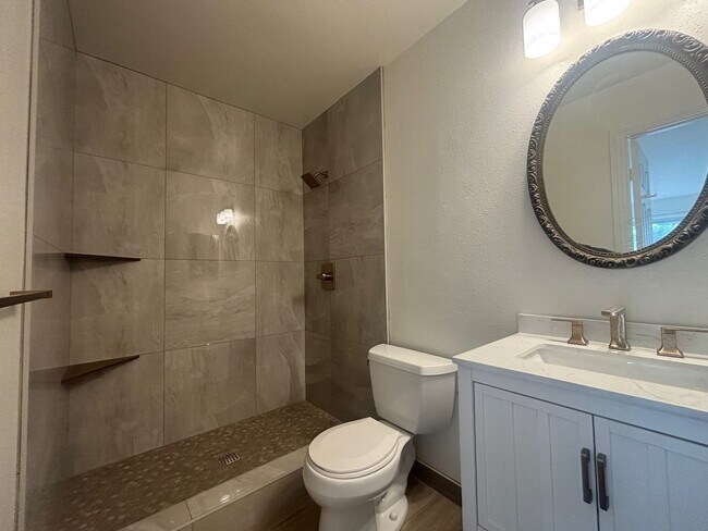 Building Photo - 3 BR Condo in Carlsbad! Close to Walking T...
