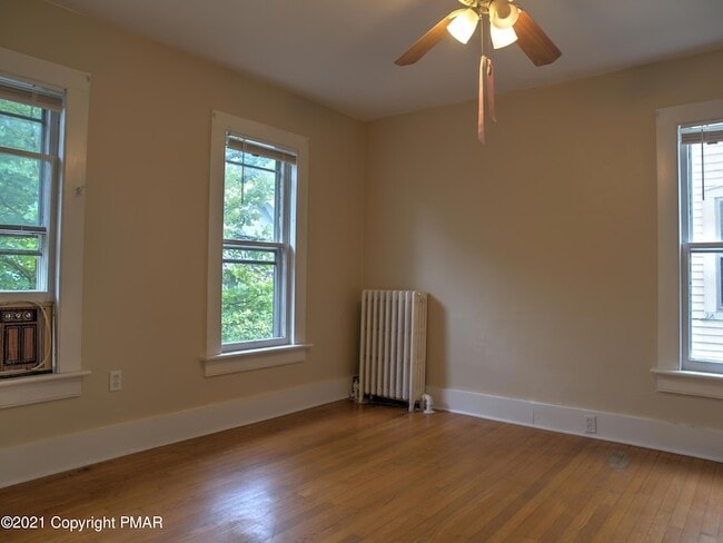 Building Photo - 707 Scott St