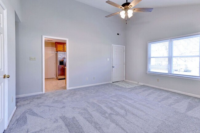 Building Photo - 910 Charlotte Dr