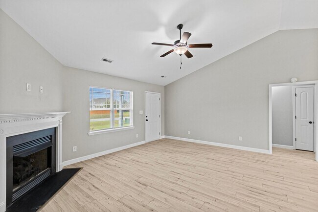 Building Photo - Bridgeport Home with Community Pool!