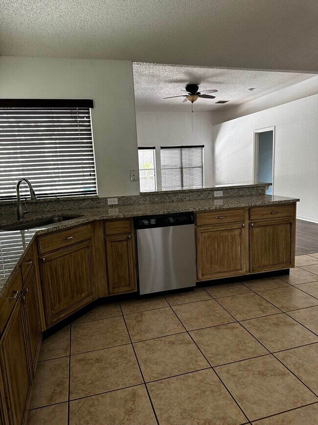 Building Photo - 231 Shady Oak Loop